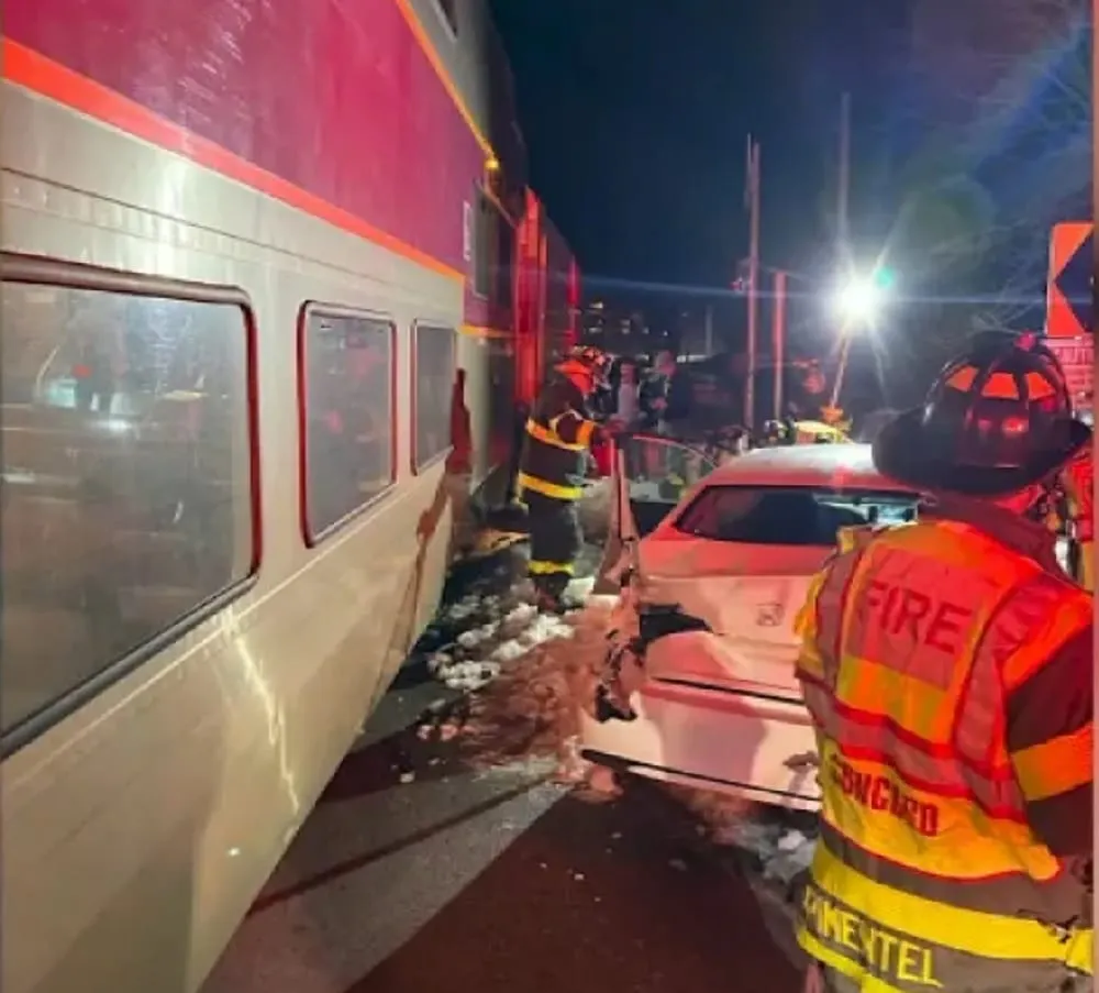 Colisión entre un tren del Commuter Rail y un auto causó retrasos en la línea de Fitchburg