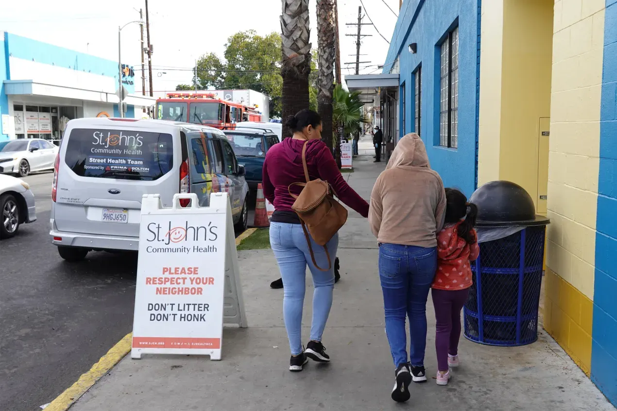 Trabajadores de clínicas comunitarias repasan protecciones constitucionales mientras se avecinan redadas de inmigración