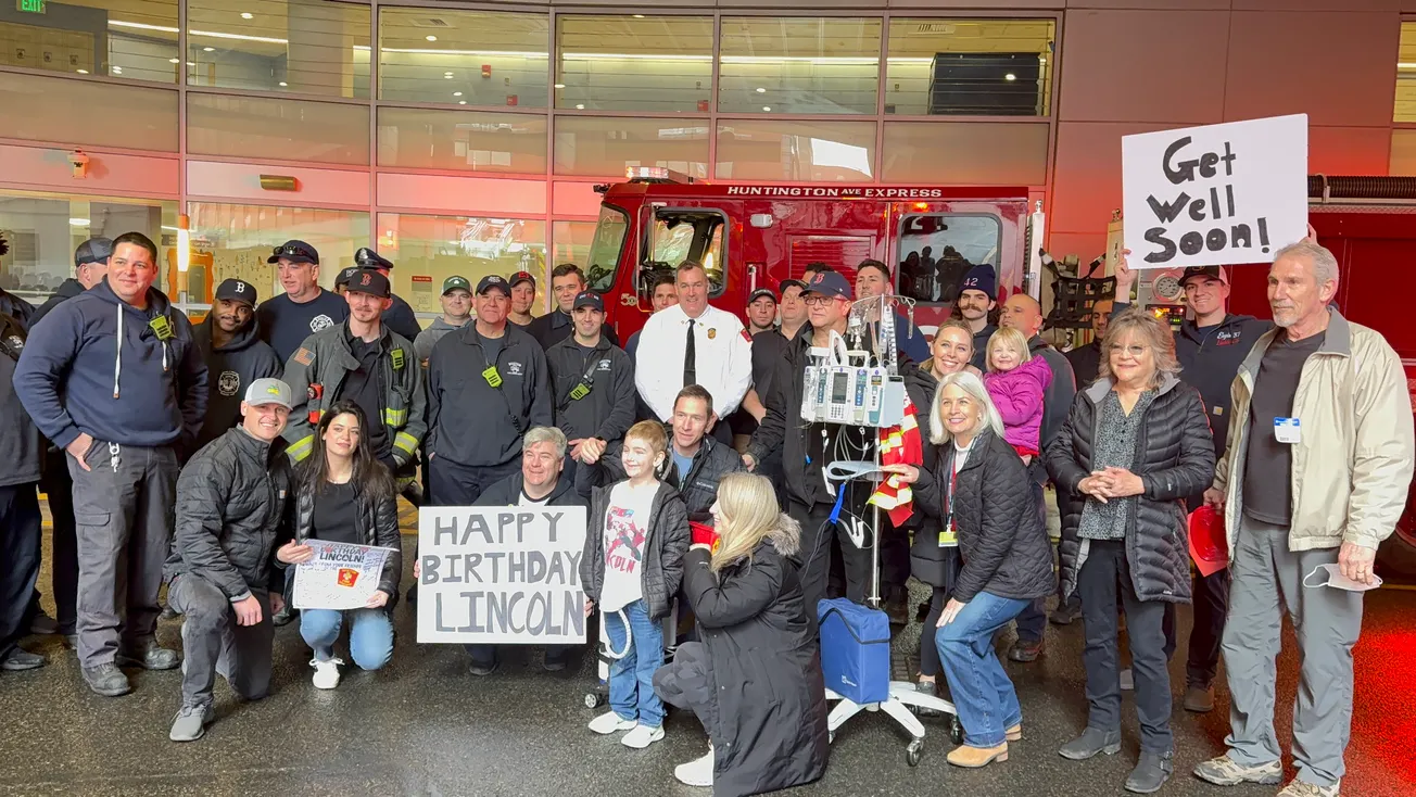 Bomberos de Boston brindaron un inolvidable cumpleaños a un paciente del Boston Children’s Hospital