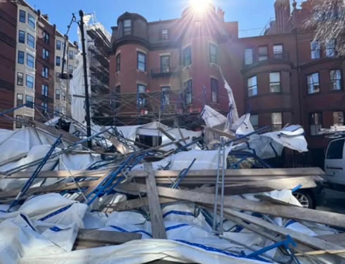 Fuertes vientos en Boston derriban andamios sobre varias personas