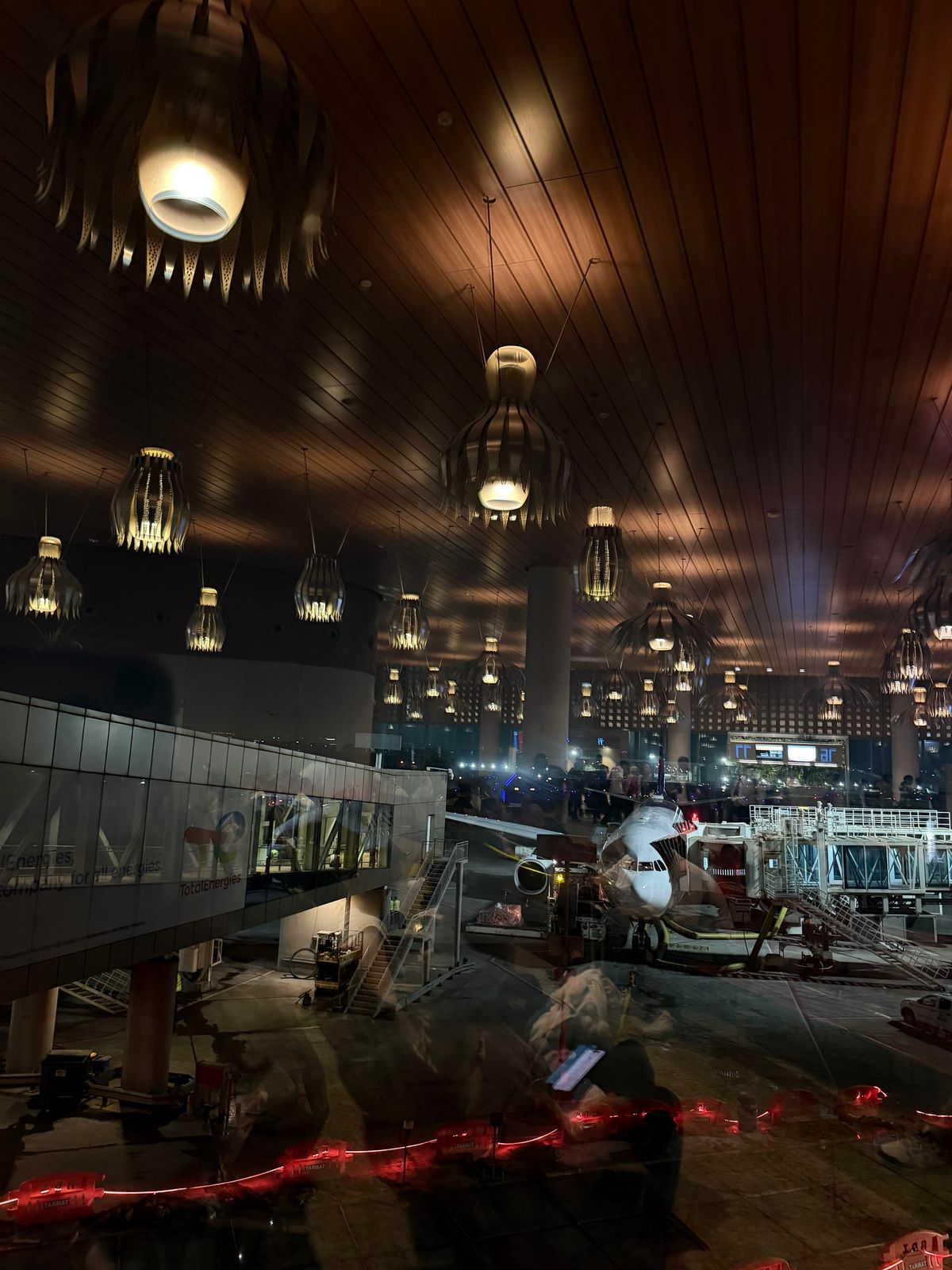 10 Things You Should Never Do in an Airport Lounge