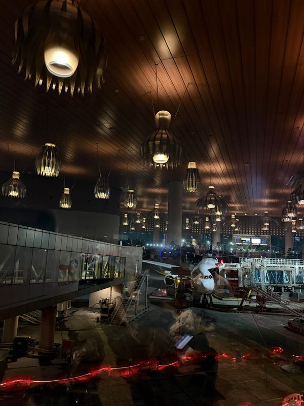 10 Things You Should Never Do in an Airport Lounge