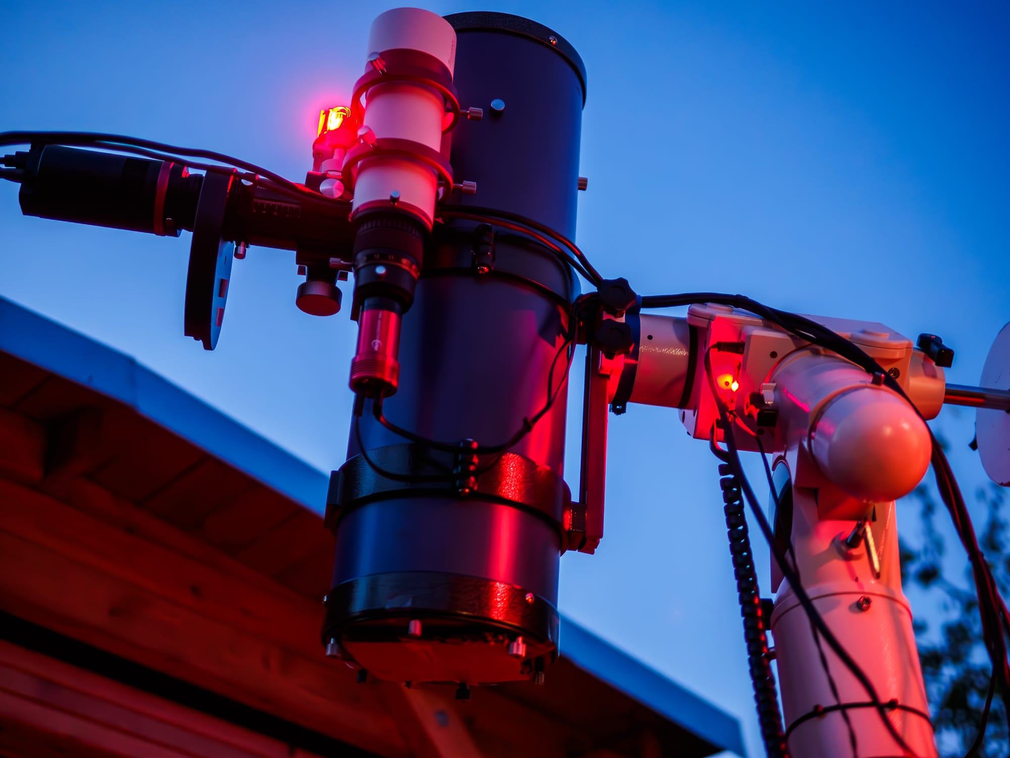 Detailed view of an astrophotography telescope setup with a guide scope and Sky-Watcher HEQ5 equatorial mount.