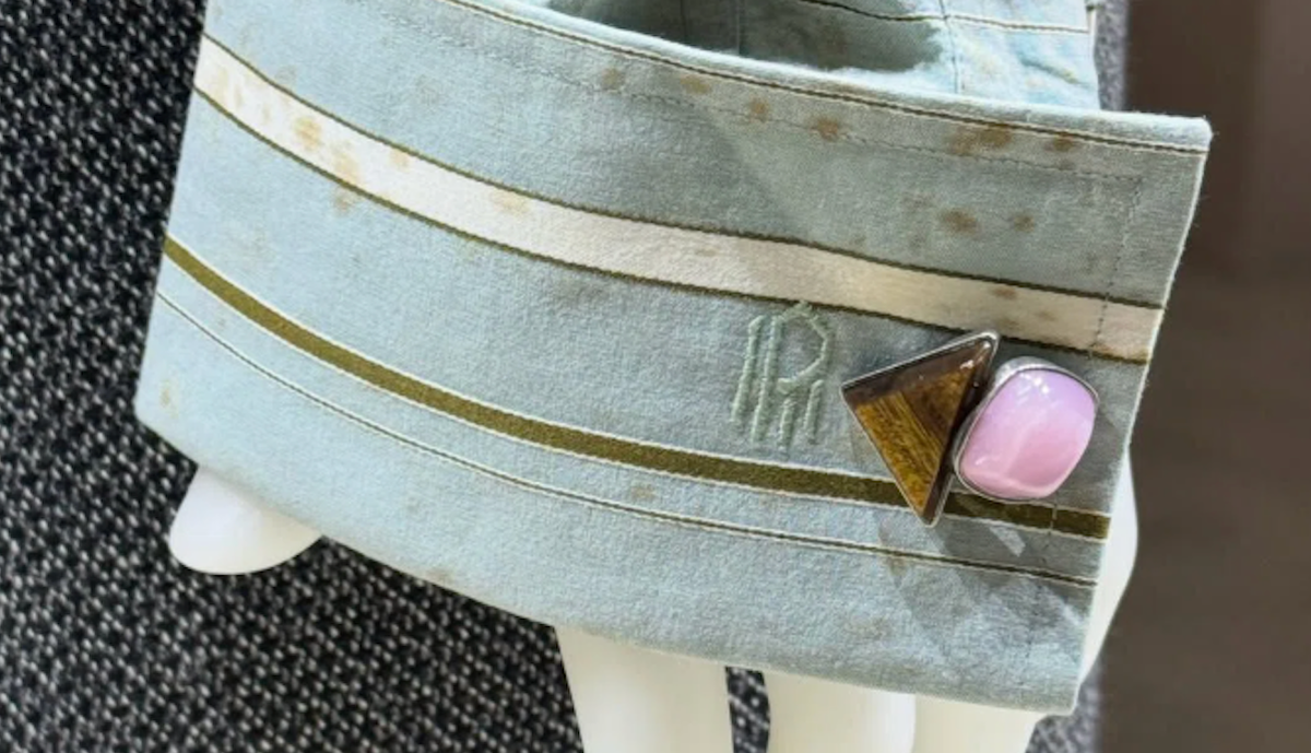 'Pre-stained' sleeves from a fashion show