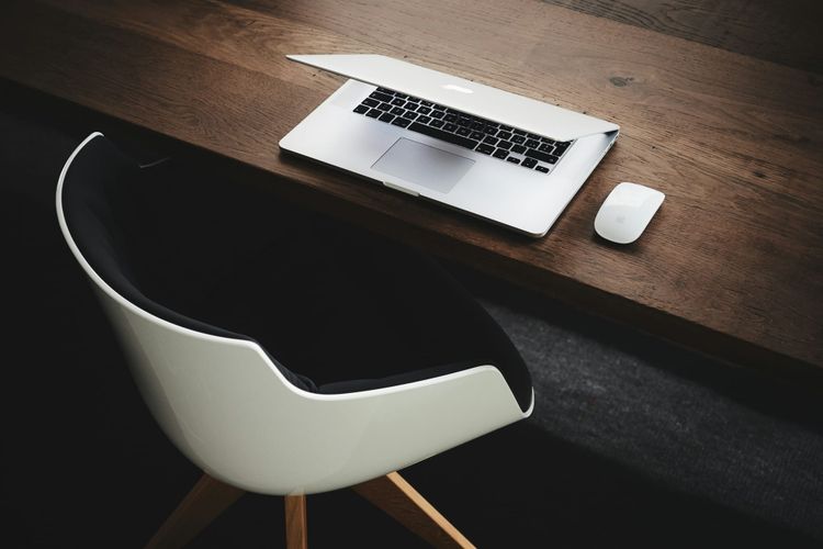 mesa de trabalho com notebook fechado