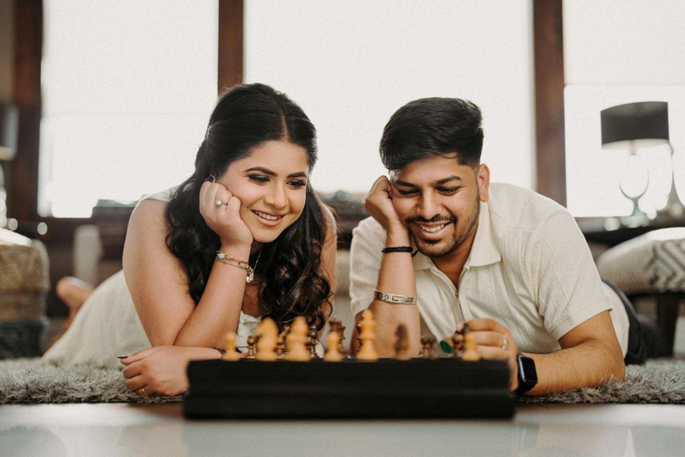 A dating couple plays chess.