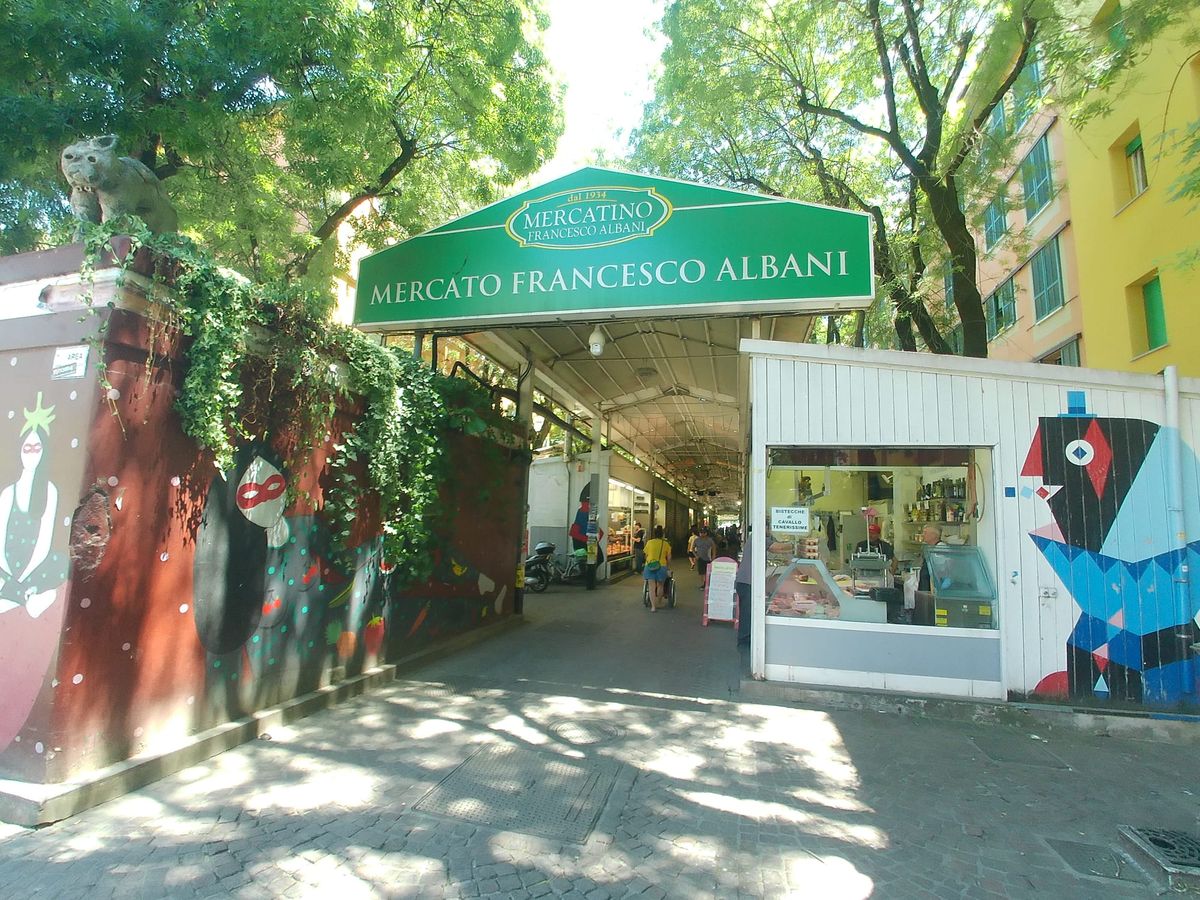 Il Mercato Albani: dove la Bolognina si fa portico