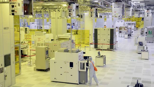 SK Hynix signals memory market rebound with record Q1 revenue.