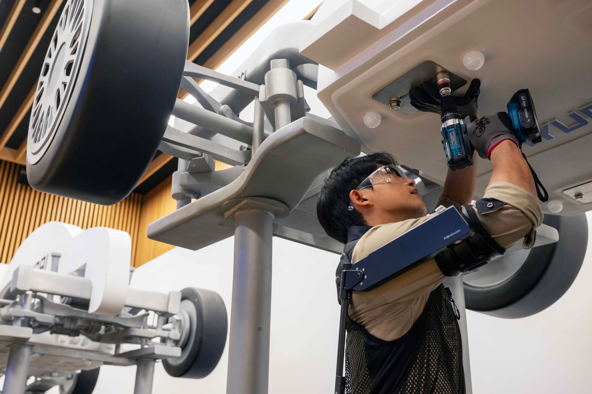 Hyundai Unveils X-ble Shoulder Robot for Industrial Workers