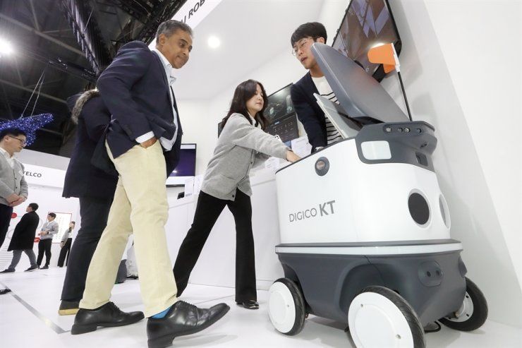 KT Launches Autonomous Delivery Robots at MWC 2023 post image