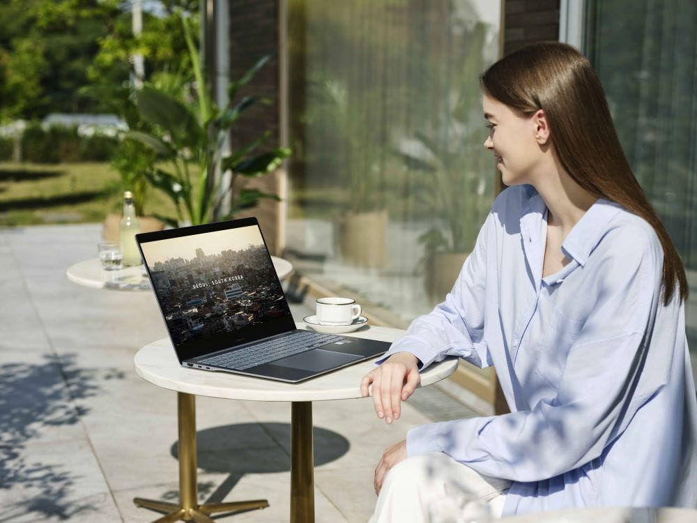 Samsung Unveils AI-Powered Galaxy Book4 Edge Laptop post image