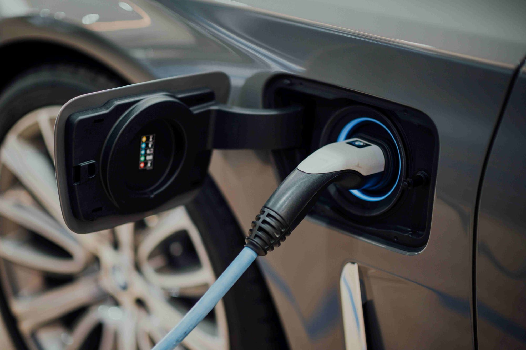 Les ventes de véhicules électriques ont dépassé les ventes de véhicules thermiques en décembre