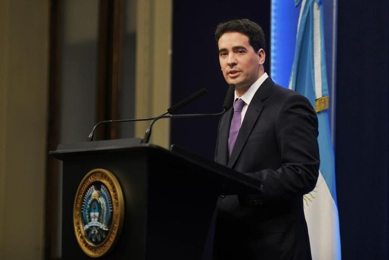 Adrián Ravier intentó esquivar el tema Manuel Adorni y aclaró que ya no hace a la marcha del Gobierno