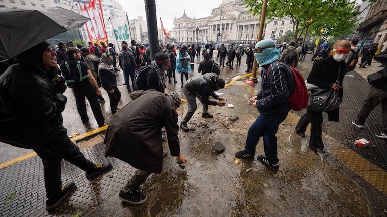 Marcha universitaria: la UBA pidió identificar a los responsables de los incidentes y exigió cumplir con la ley de financiamiento