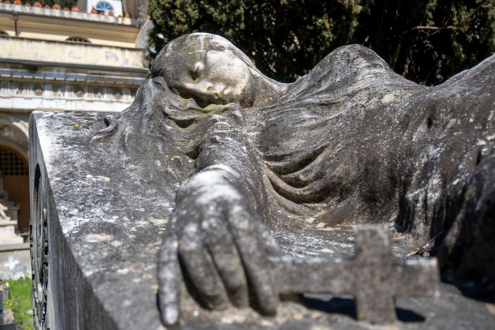 Il cimitero di Staglieno e la sfida dei sepolcri da sbiancare