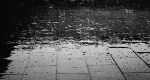 Caldo, pioggia e poco vento: vivere in città è sempre più difficile