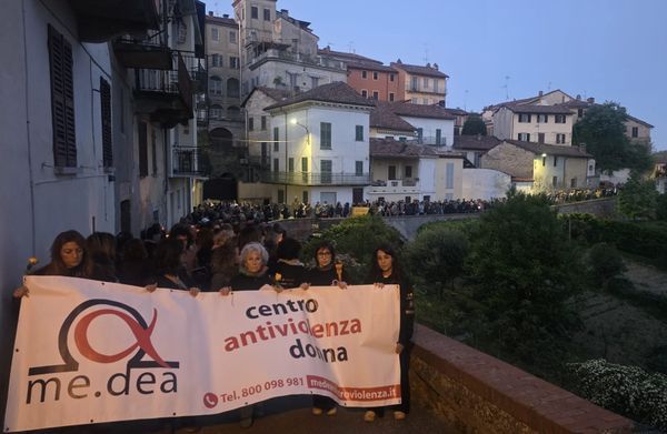 Per un giovane su due è “normale” controllare i conti della compagna