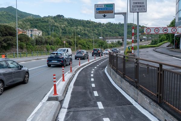 La ciclabile incompiuta che blocca il traffico