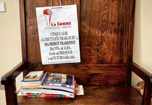 Quando Guccini cantò per far nascere la libreria di Carlin Petrini