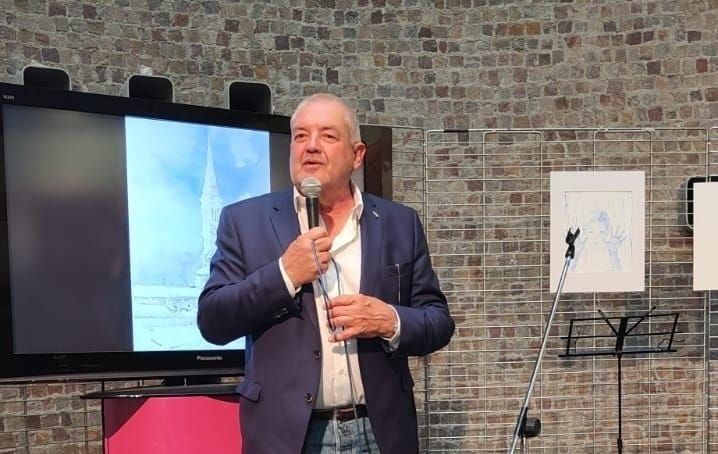 Valenza, l’ultimo guaio del sindaco è un peluche irriverente