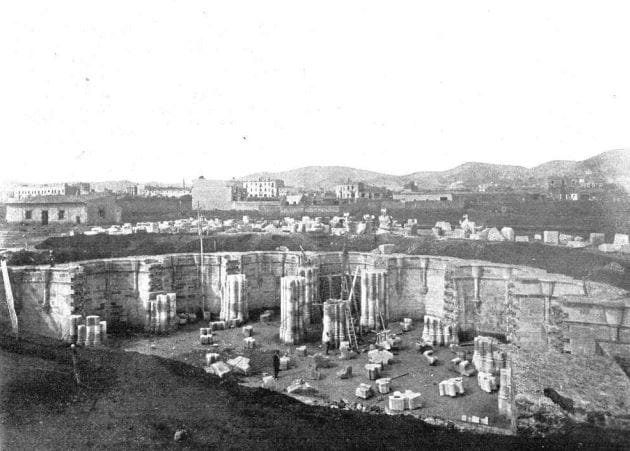 Early work on the Sagrada Família crypt in 1883, published in Ilustració Catalana, 1906. Photographer unknown. Public domain, via Biblioteca Nacional de España / Wikimedia Commons.