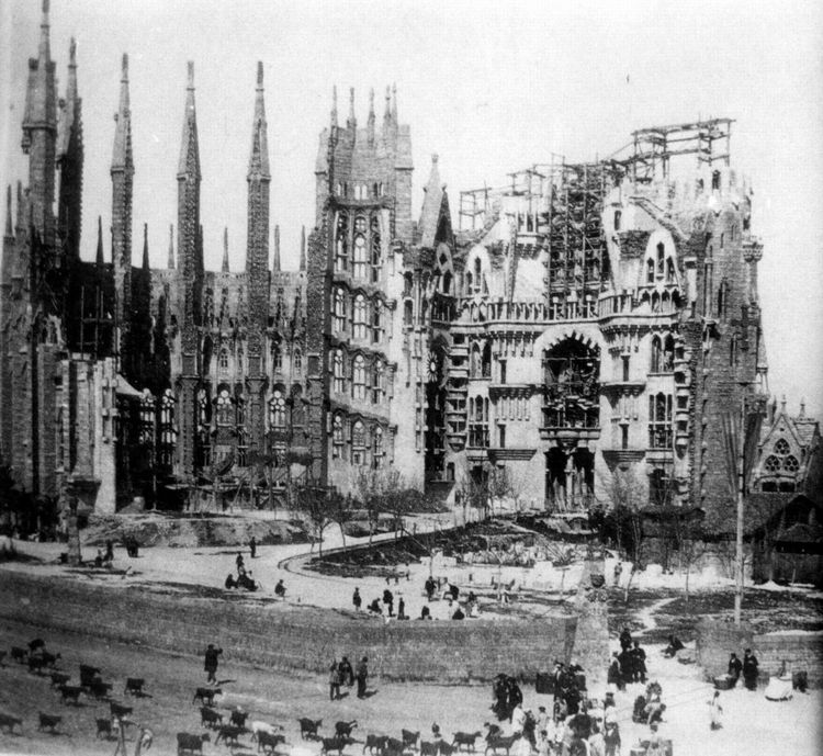 La Sagrada Família under construction, c. 1915. Photo: Temple Expiatori de la Sagrada Família, CC BY-SA 3.0, via Wikimedia Commons.