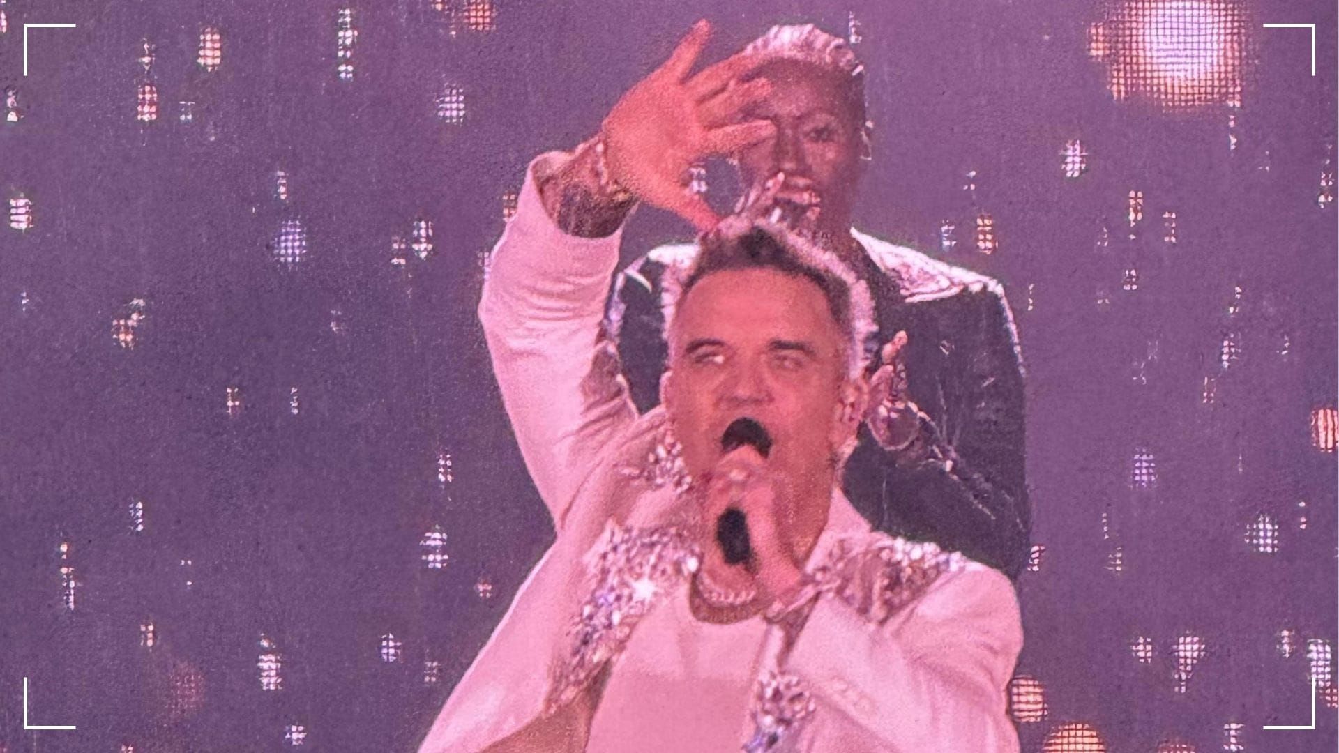 Роби Уилямс в София: Урок по чар и сценично майсторство