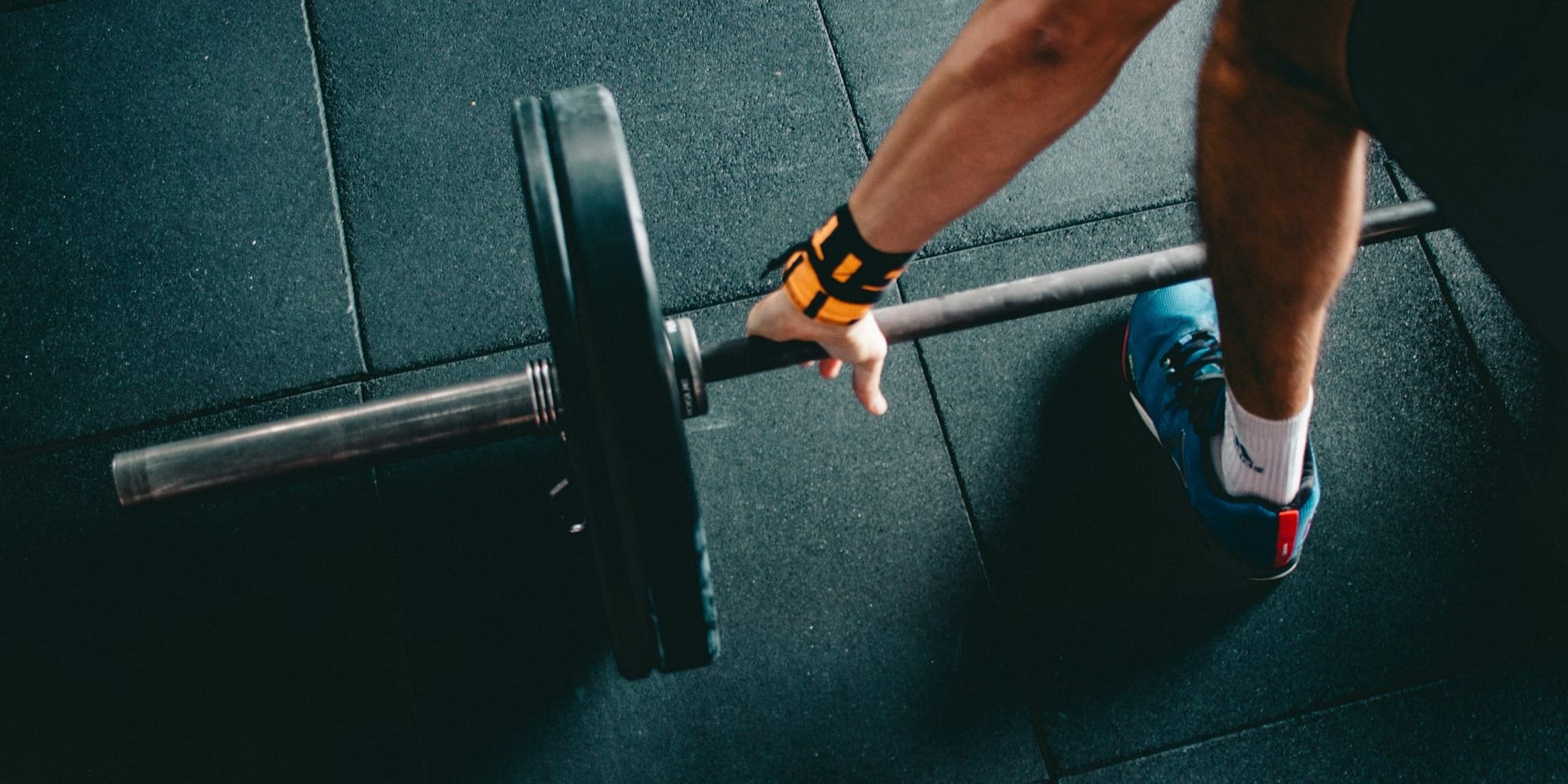man holding black barbell