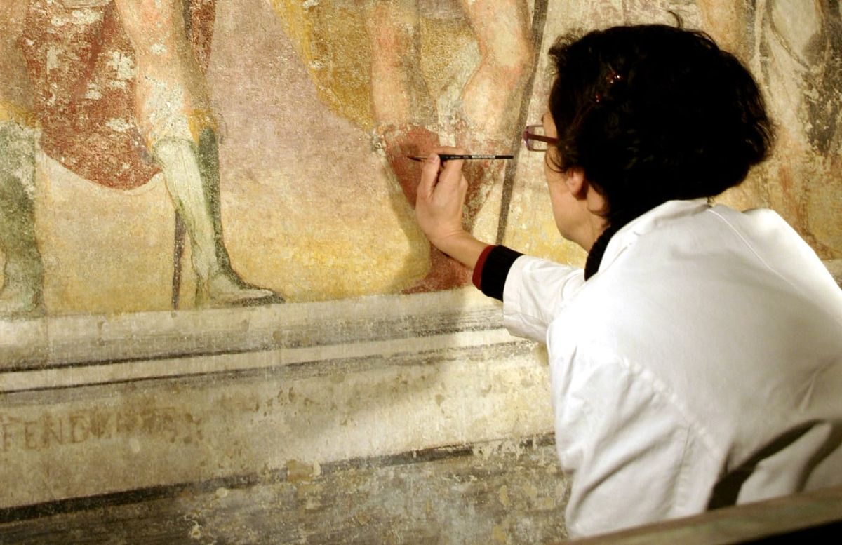 What does an art conservationist do?