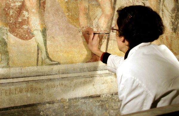 What does an art conservationist do?