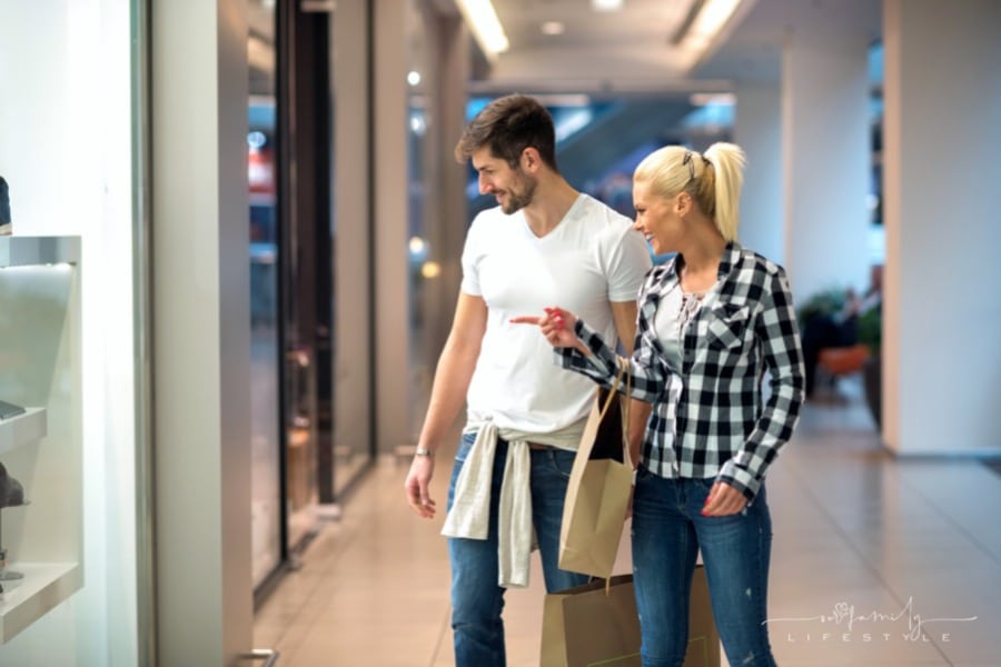 couple on date at shopping mall