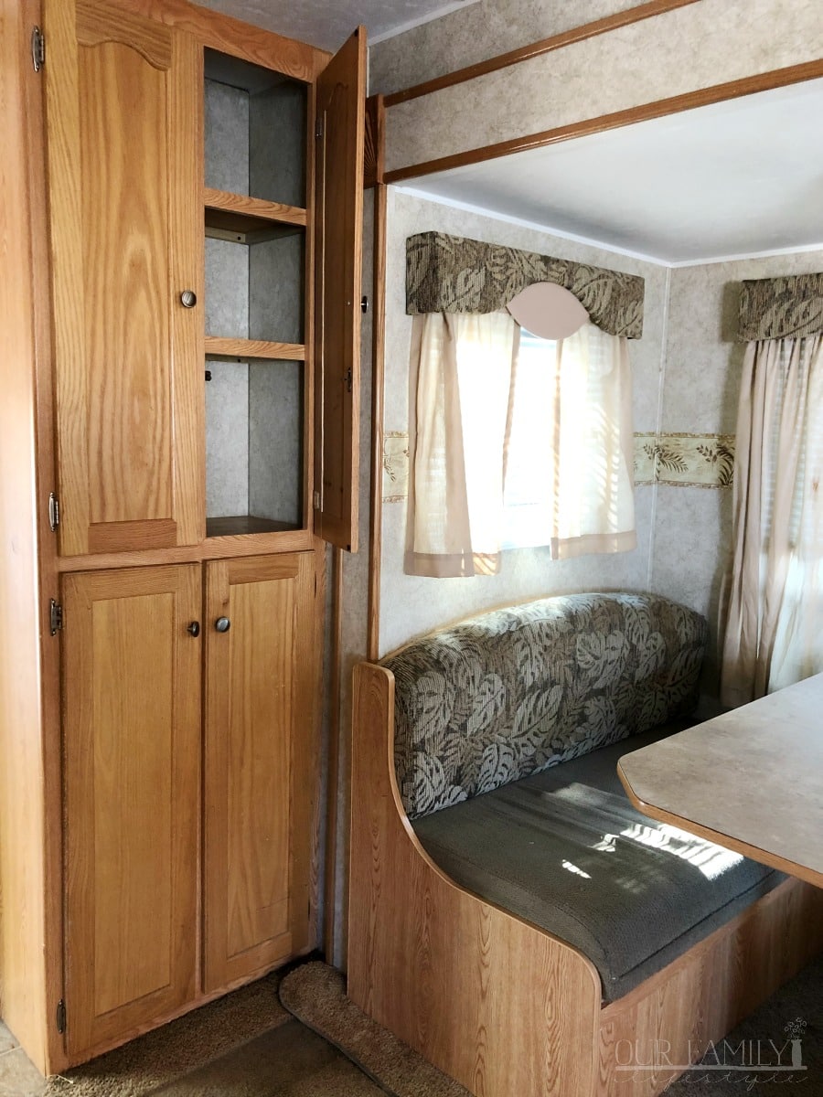 2007 Sunset Creek 298BH pantry and dinette