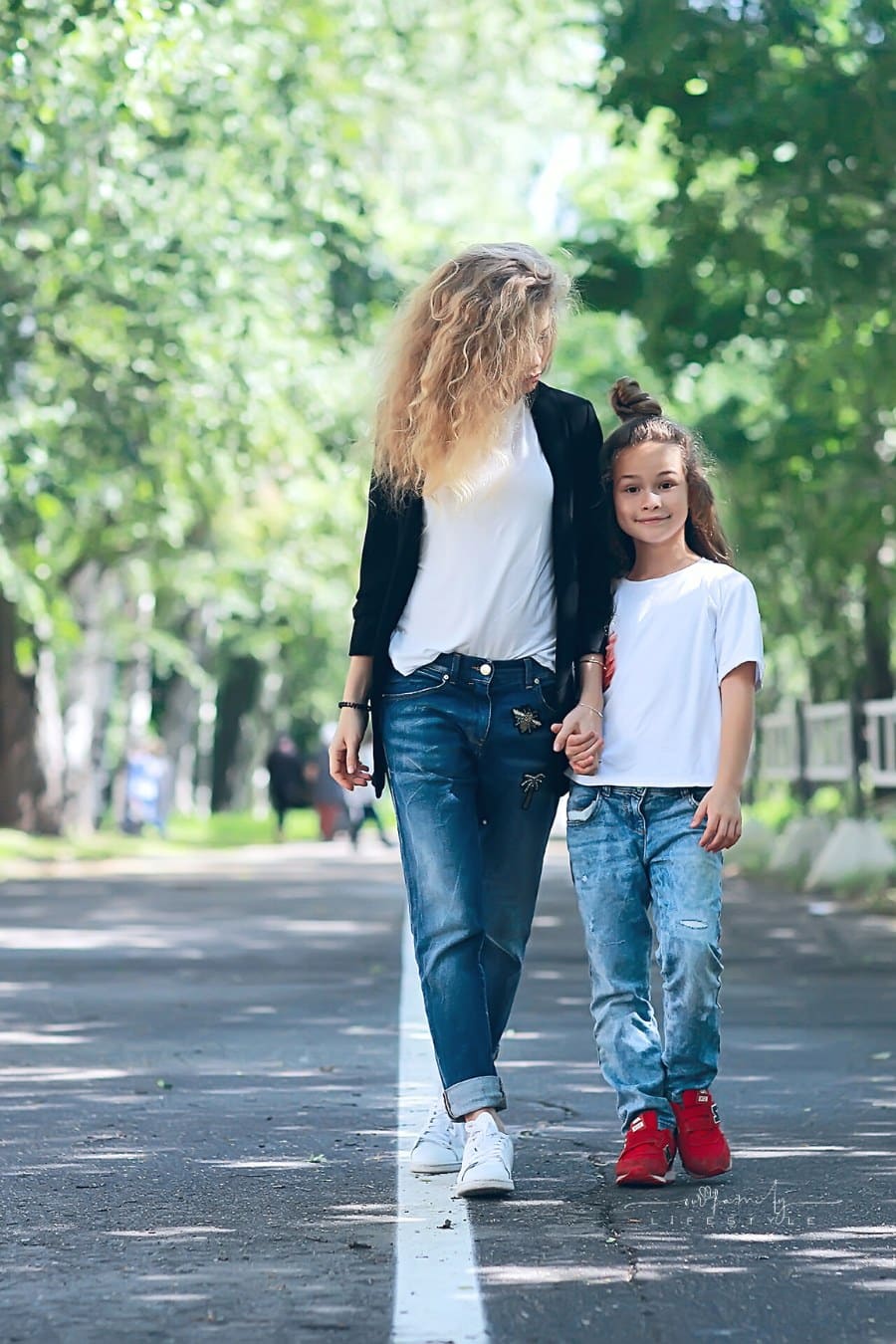 Mom and Daughter Happy Together / Family Happiness Cheerful Mom with Daughter Smiling
