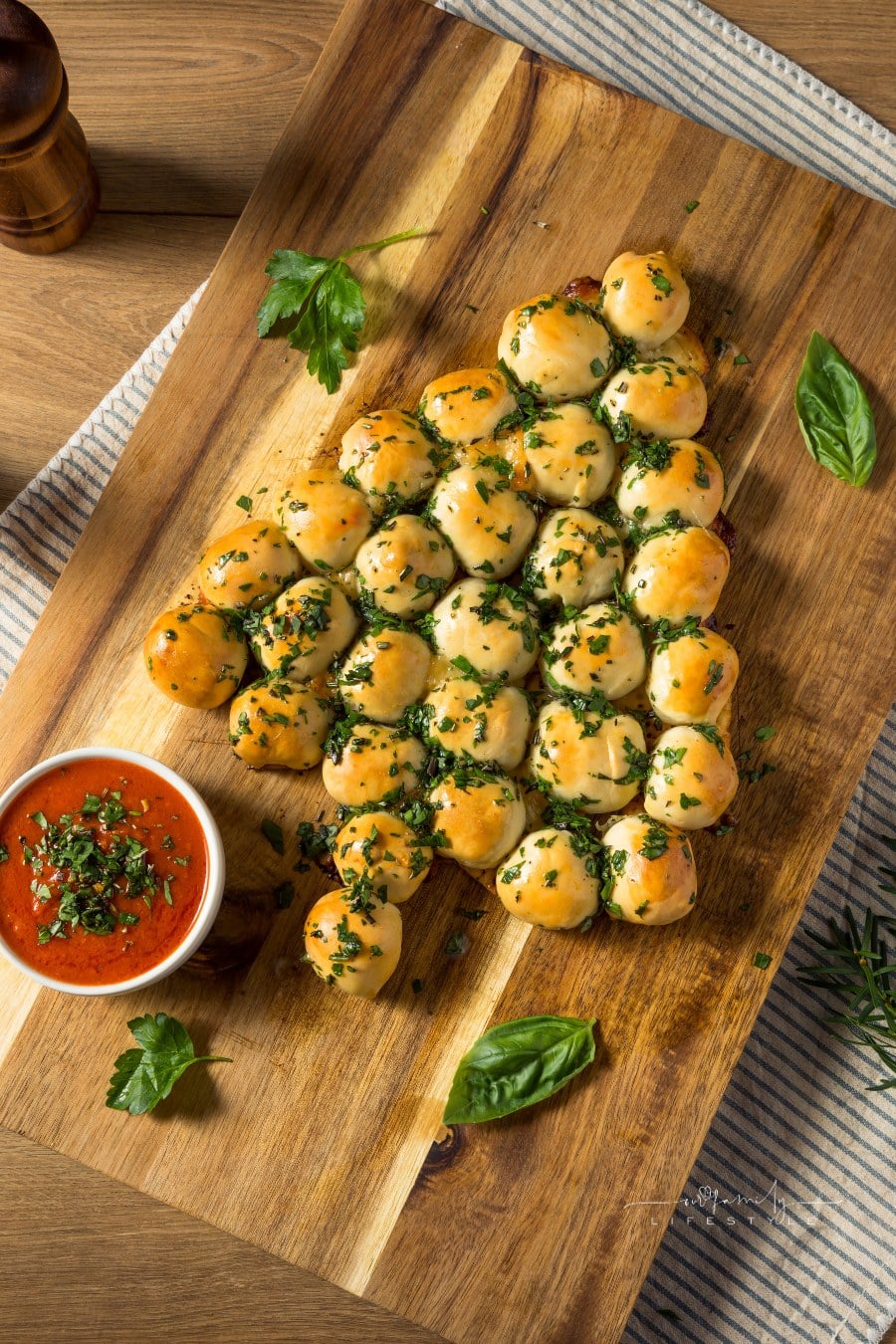 Christmas Garlic Pull-Apart Bread