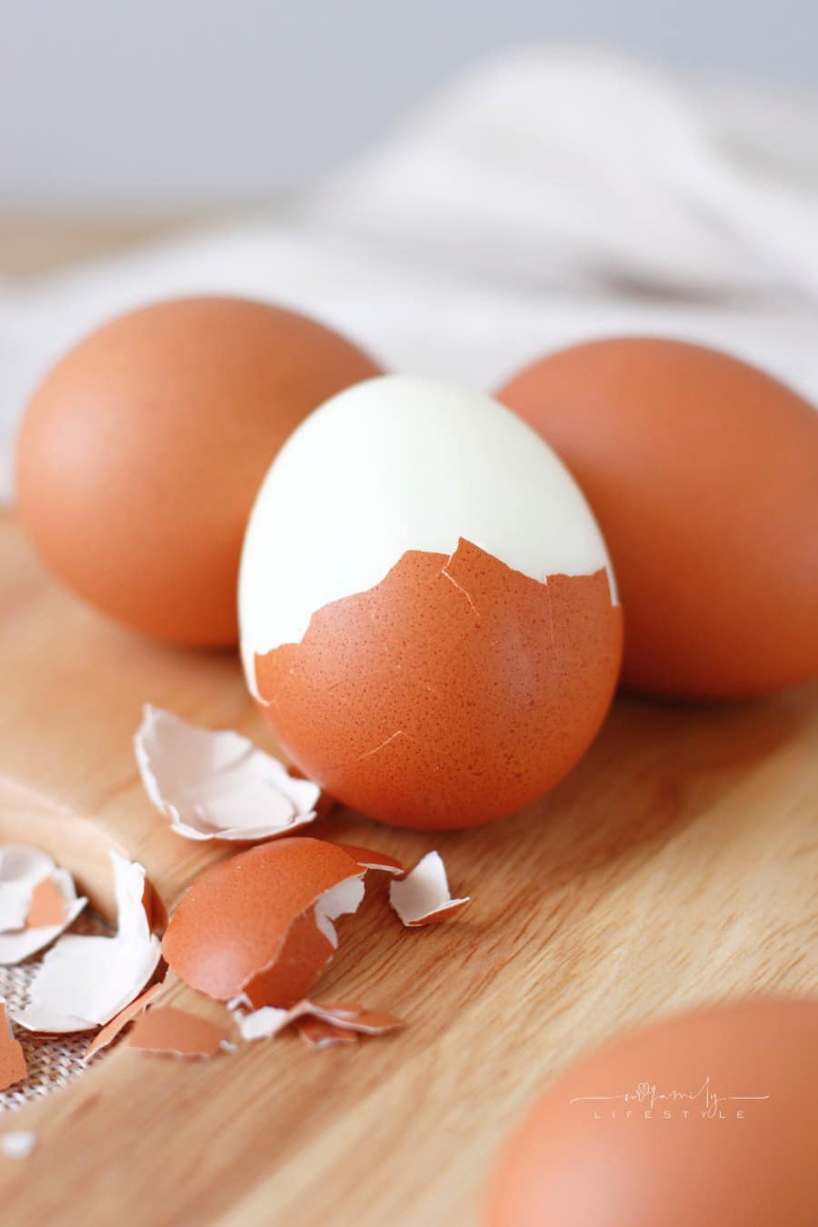 hard boiled eggs with peeling shell