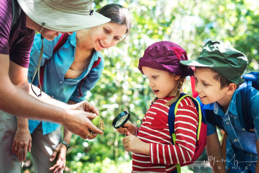 father-teaching-his-daughter-how-use-magnifying-glass (1)