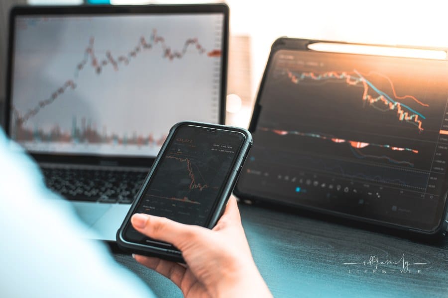 Trader Studies Stock Exchanges to Buy Stocks