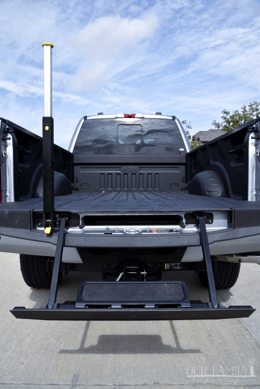 Ford Super Duty tailgate step and handle