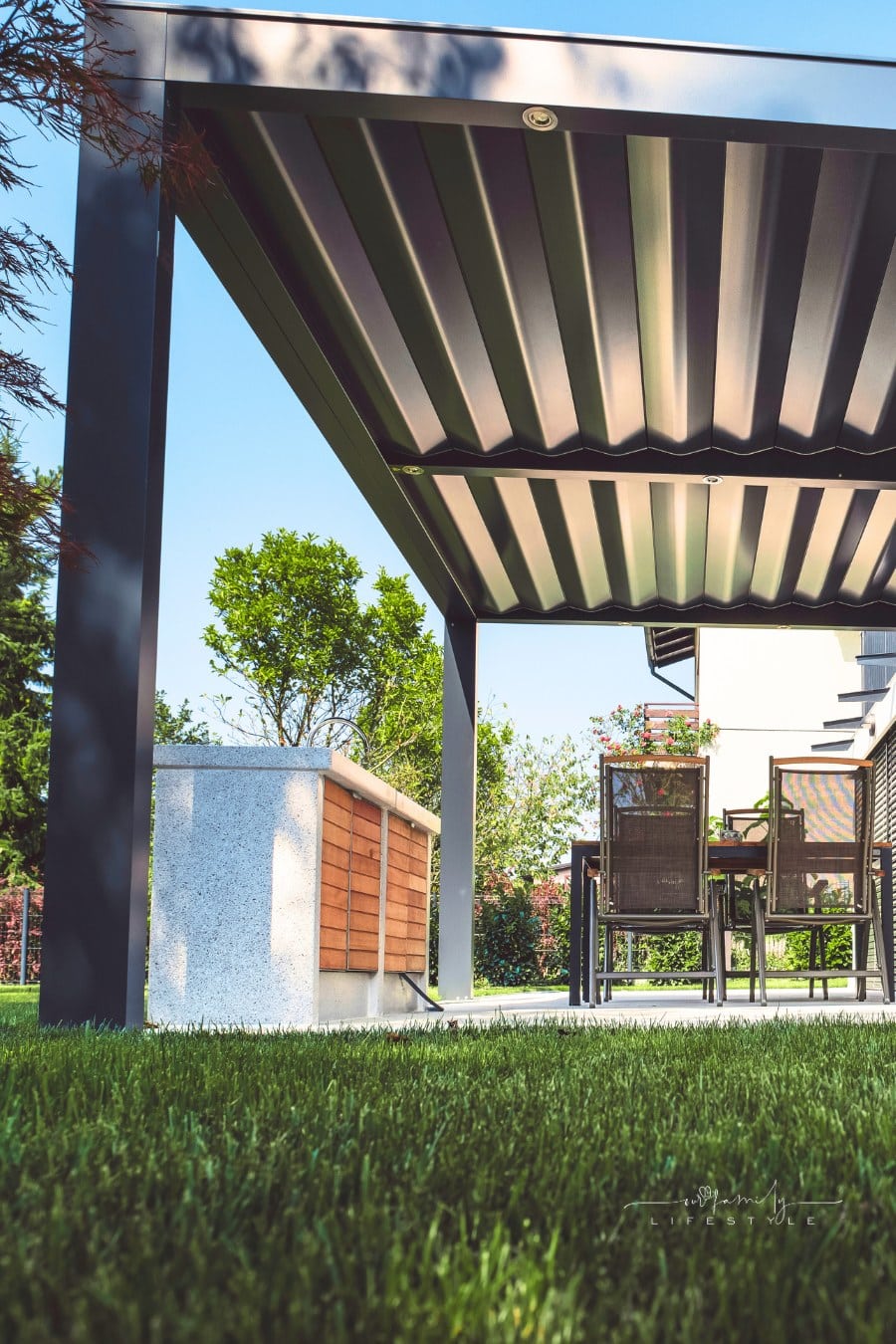 Beautiful patio with aluminum pergola