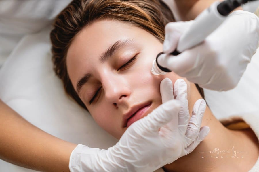 Facial skin hydropeeling.