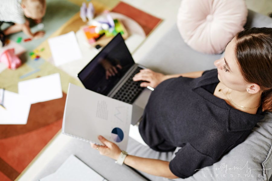 pregnant-mother-looking-over-family-budget-at-home