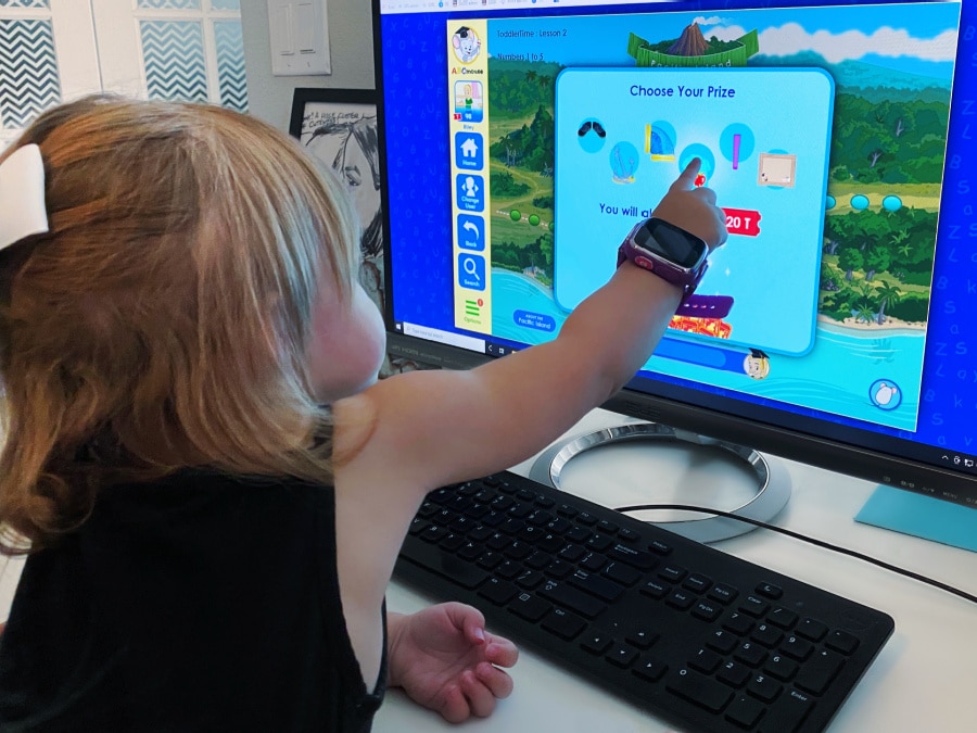 toddler picking prize on ABCmouse.com