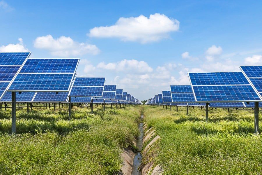 Grid-Tied vs. Off-Grid Solar: Which One to Choose for Your Home?