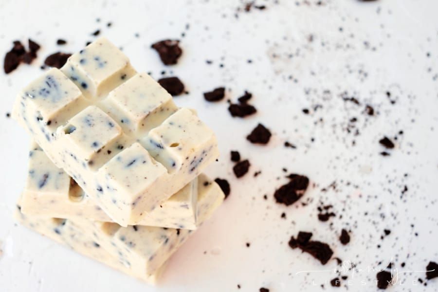 Easy Cookies & Cream Chocolate Bar Recipe (Only 2 Ingredients!)