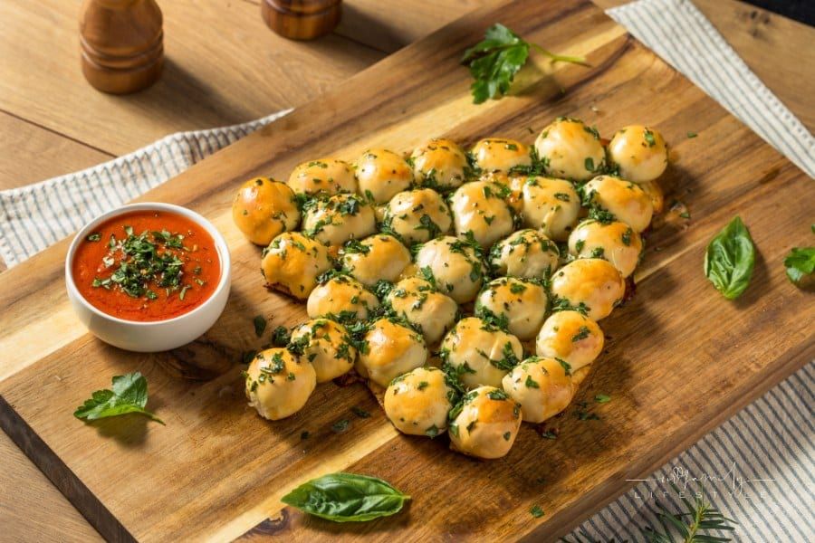 Christmas Garlic Pull-Apart Bread