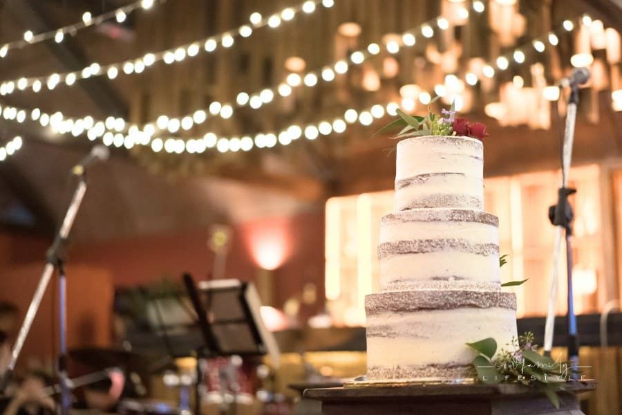 Wedding cake in wedding reception with blurred light bulbs