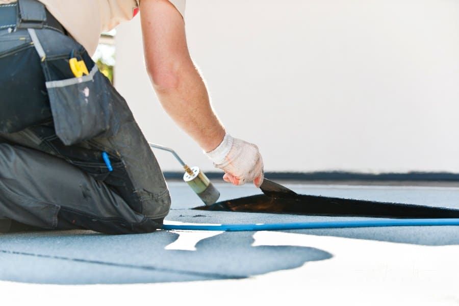 Flat roof covering works with roofing felt