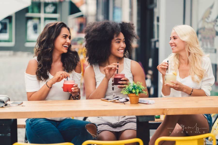 Friends at cafe drinking healthy smoothies