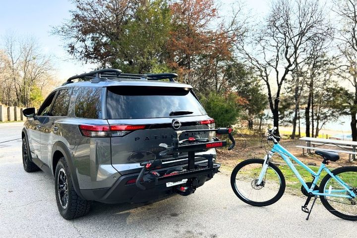 2024 Nissan Pathfinder with Yakima® RidgeBack 4 Hitch Mount Bike Rack