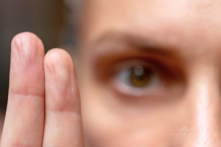 therapist holding up two fingers in fron t of her eyes during EMDR therapy session
